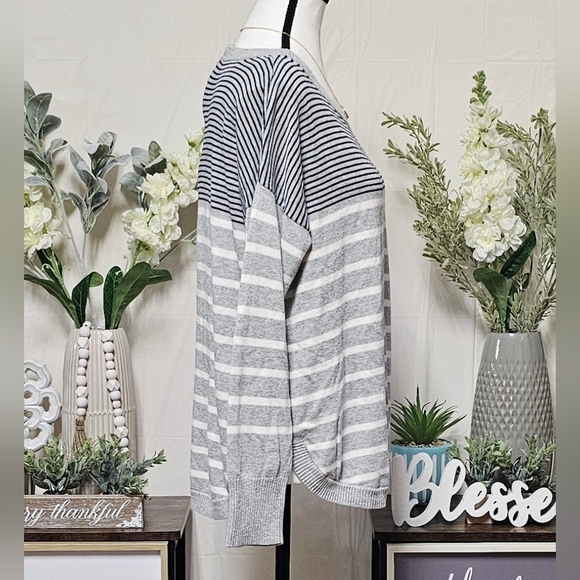 CROWN & IVY | LIGHTWEIGHT COTTON BLEND BACK ZIP OVERSIZED SWEATER - Picture 9 of 13